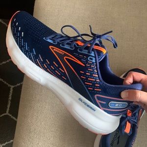 Never worn Brooks size 11 shoes! Great for running and fun colors!